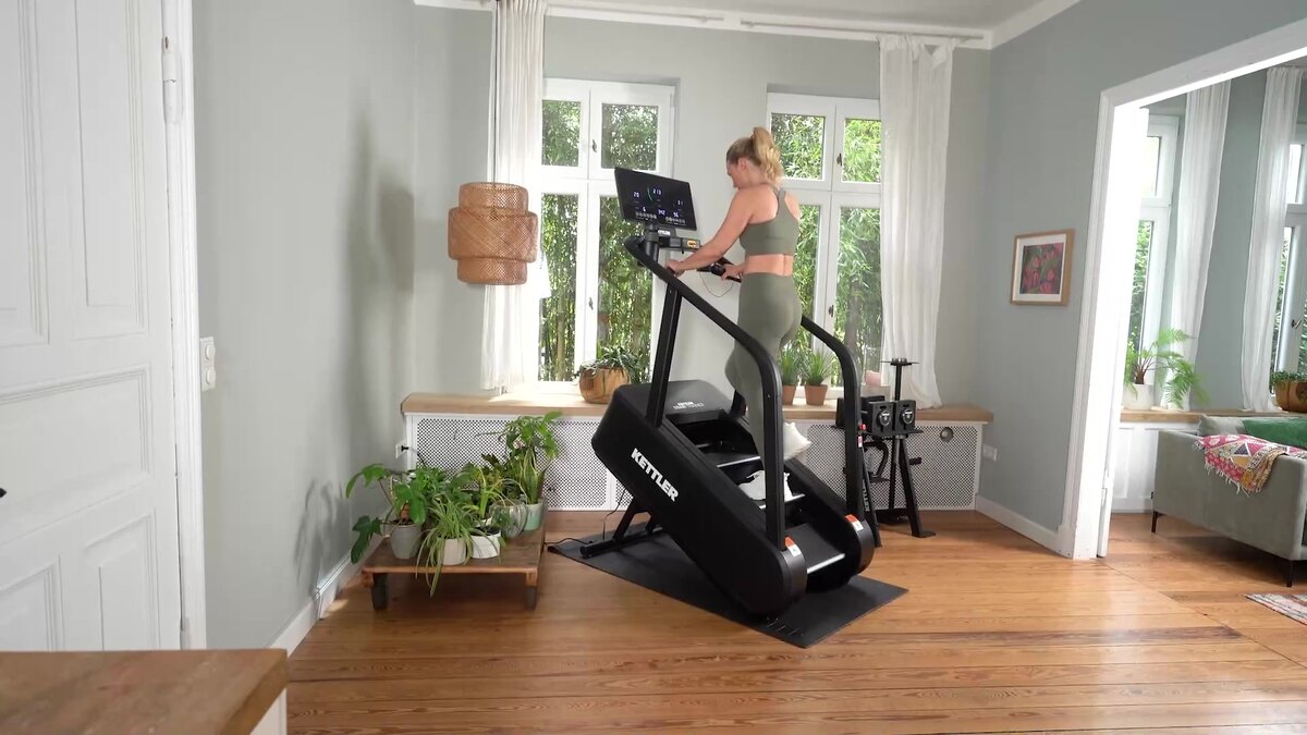 Moteris treniruojasi su KETTLER Stair Trainer laiptiniu treniruokliu